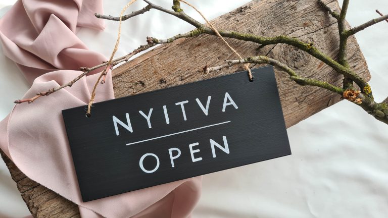 kétnyelvű nyitva-zárva tábla