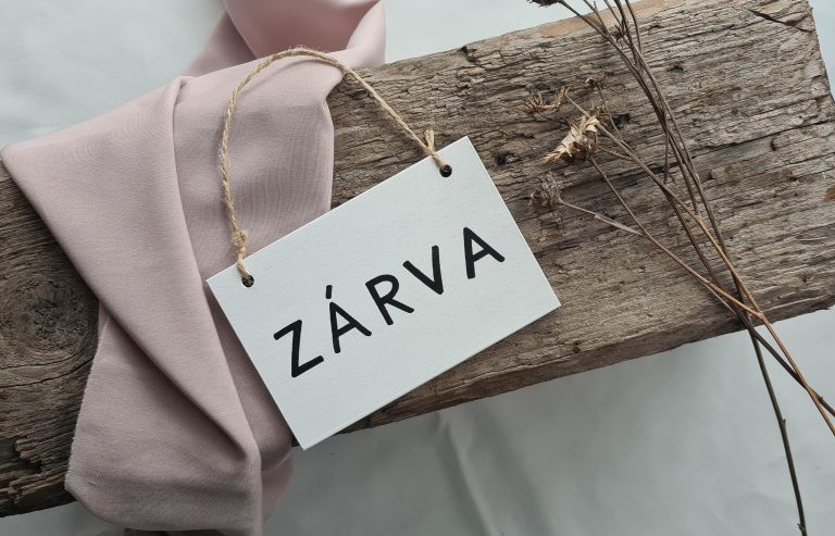 Kicsi nyitva-zárva tábla