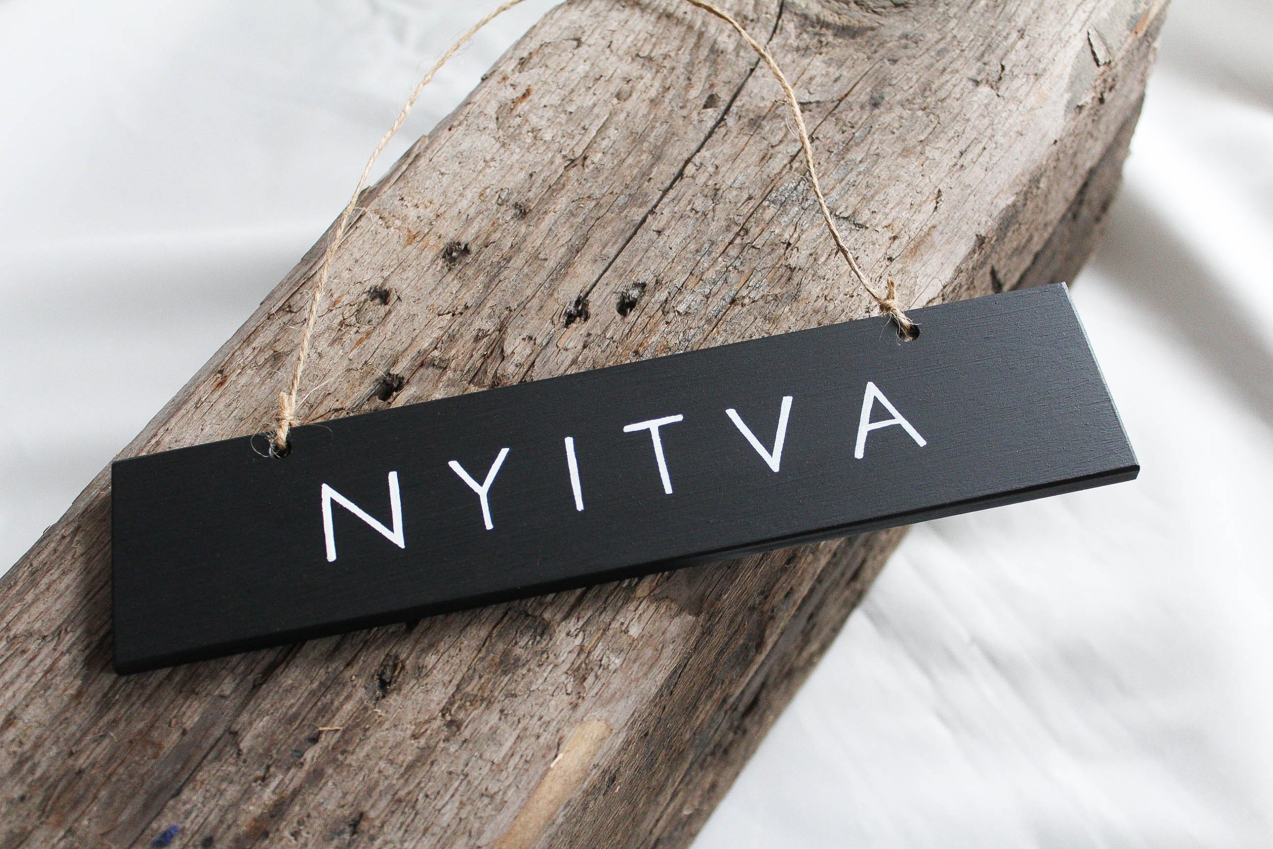 Nyitva-zárva táblák