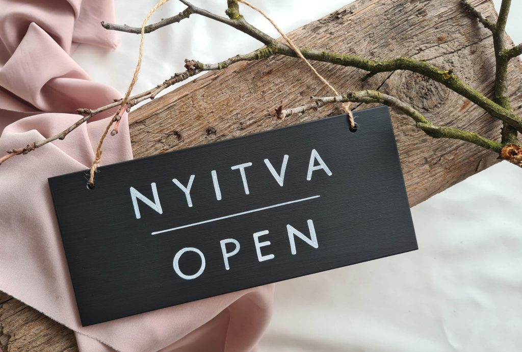 kétnyelvű nyitva-zárva tábla