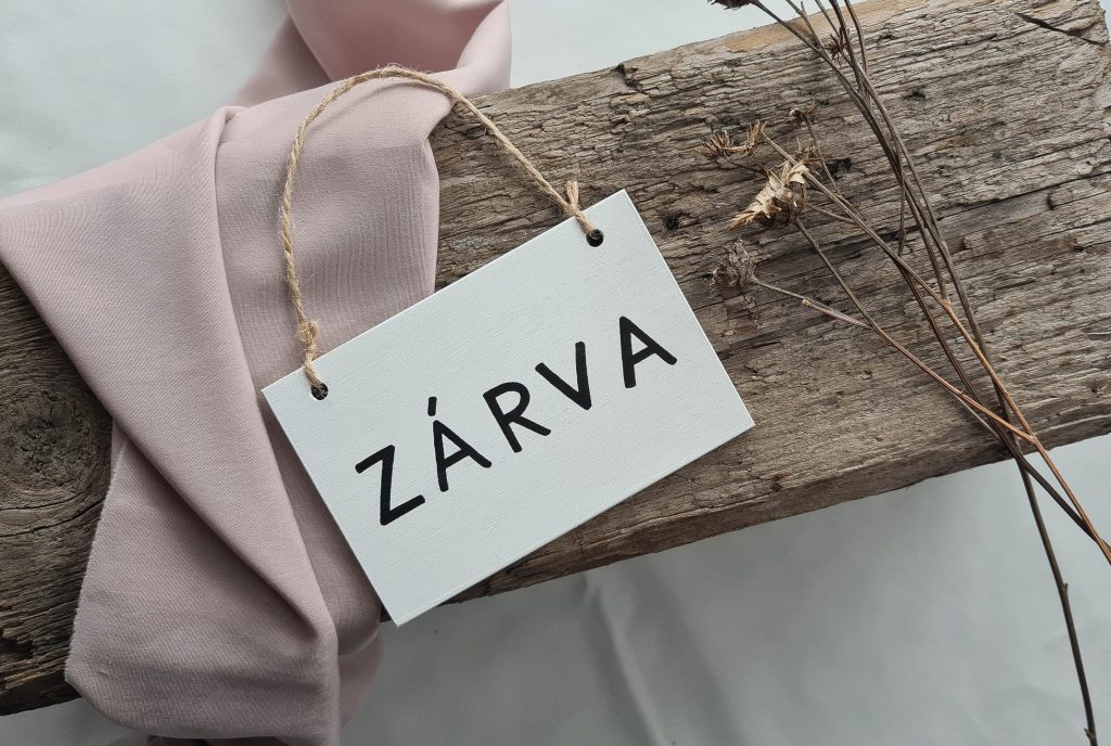 Kicsi nyitva-zárva tábla